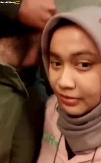 Hijaber Cantik Kena Crot Wajah