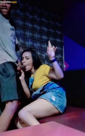 Reysa Purel Nyanyi & Mabok Sambil Nyepong Di Room Karaoke